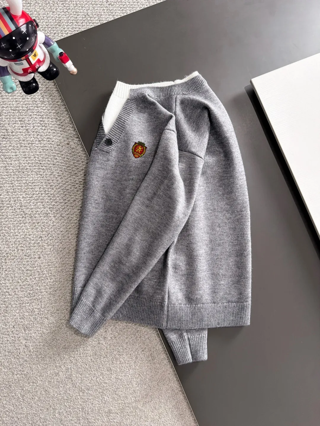 Next day shipping P195 Balenciaga high quality 2026 autumn and winter official website latest sweater, on sale at the same time at the counter Hot Sale! Specially made of wool blended fabric. It feels comfortable and can be directly in contact with the skin. The logo badge is exquisitely embroidered, which is extremely eye-catching! The details highlight the fashionable charm of big brands. Exquisite workmanship. Three-dimensional cutting style. The wearing effect is invincible and handsome! All three standards are complete! Sizes:M-3XL
